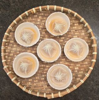 made these custom bowls for a client who wanted something special to steam soup dumplings for her grandsons. she needed a size and fit that worked better — and they turned out perfect.
#rupertpottery #handmadepottery #custompottery #dumplingbowls #soupdumplings #handcraftedceramics #ceramicbowls #potteryartist #functionalpottery #madeincanada #yycart #yycpottery #calgaryceramics #ceramicdesign #pottersofinstagram #craftsmanship #smallbatchceramics #ceramiclove #tablewaredesign #potterylife #modernpottery #claylove #artisanmade