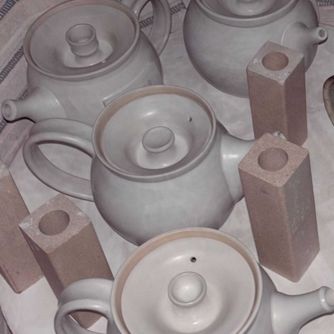 #ceramics #pottery #kilnfiring #kilnunloading #cooldown #bisquefire #hotkiln #ceramicprocess #potterylife #claywork #handmadeceramics #functionalceramics #teapot #teapots #studiofiring #potteryprocess #makersofinstagram #slowcraft #madebyhand #ceramicstudio